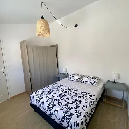 Paisible Maisonnette A Entraigues Sur La Sorgue Exterior photo