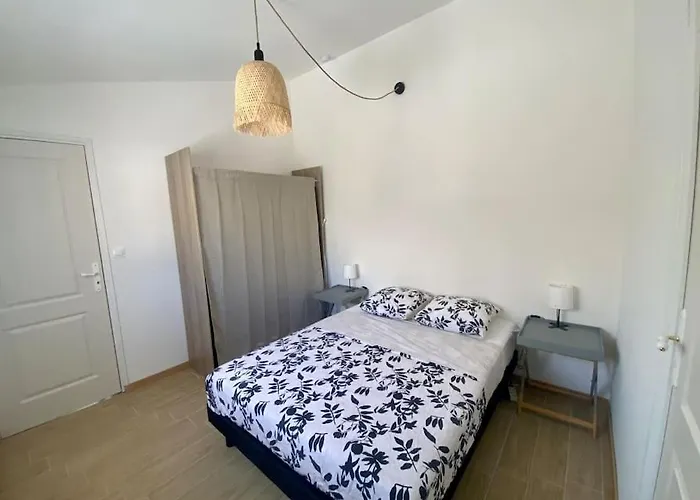 Paisible Maisonnette A Entraigues Sur La Sorgue